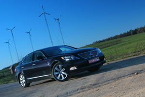 Lexus LS 600h L:   ?